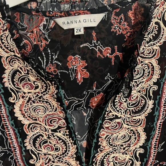 Woman's Blouse - Picture 4 of 6